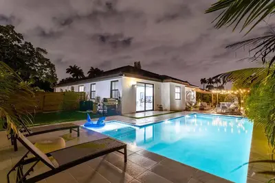 Image de Tropical Villa w\/Jacuzzi+Chill Terrace & Billiards