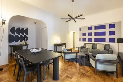 Image de Il est situé dans un élégant bâtiment de la Via Bocca di Leone, au deuxième étage avec ascenseur. L'appartement a été complètement restauré en 2023 et il est meublé de façon raffinée et étudiée. Un ample salon nous accueille, où prennent p