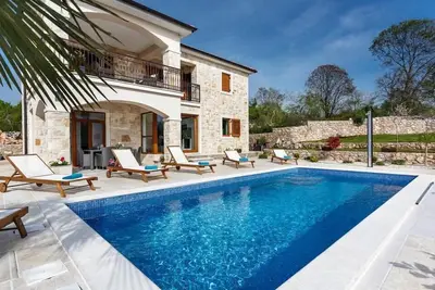 Image de Maison de vacances Malinska pour 1 - 6 personnes avec 3 chambres à coucher - Maison de vacances
