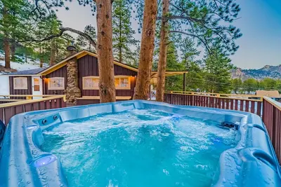 Image de Cabin, views, private hot tub, hike into Natl Park