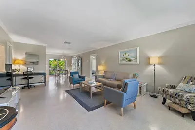 Image de Large Updated Beach Apartment with a Patio