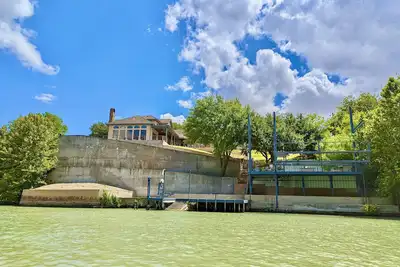 Image de Waterfront Luxury Home on 5 Acres. \nSleeps 22. Beds: 5 king, 4 queen, 4 twin Xl