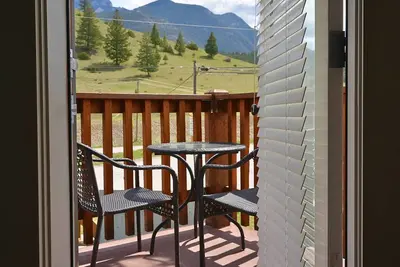 Image de Modern and Bright 2bdr/2br Condo with Mountain Views