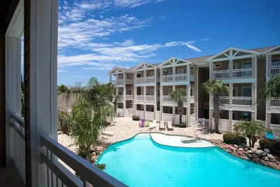 Image de Luxurious Townhome Overlooking Tropical Pool