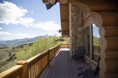 Image de Mountain cabin, off the Bachelor Loop, will sweep you away