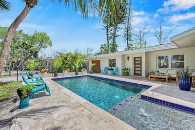 Image de Beach Walk Cottage | Pet Friendly Home on Palm Island, Private Pool, Ping Pong Table, Walk to Beach!