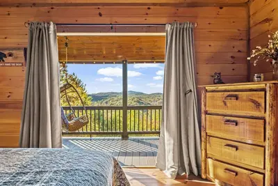 Image de Stunning mountain views facing sunset, hot tub, 3 king bedrooms + attached baths