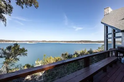 Image de Right on Medina Lake! Your large Deck overlooks the lake.
