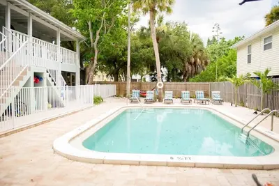 Image de Enjoy tranquility in this 2 bedrooms, 1 bathroom home with pool, 2 min walk to the sand of Irb