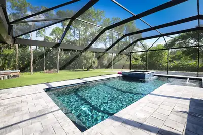 Image de Estate pool home minutes from the beach, shopping and restaurants