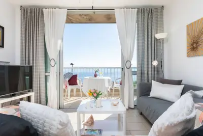 Image de Appartement de vacances Arenas del PorĂs avec vue sur la mer, piscine