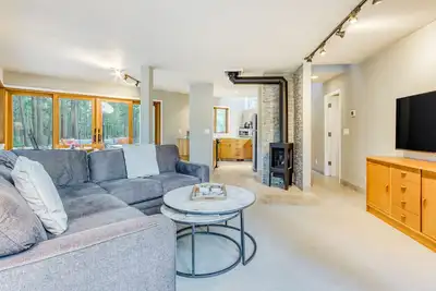 Image de Unique & secluded forest home with pool, hot tubs, tennis, sauna, & basketball