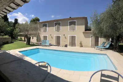 Image de Superbe maison avec piscine chauffée dans un beau jardin