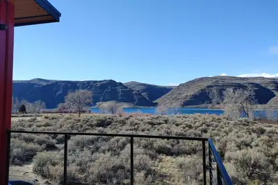 Image de Red cabin on the River