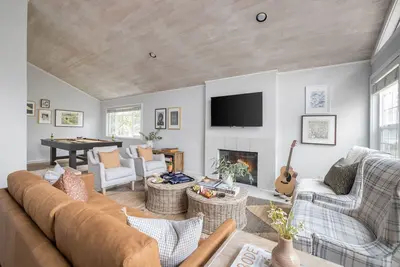 Image de Black Oak by AvantStay | Modern & Chic Santa Rosa Hideaway with Pool Table