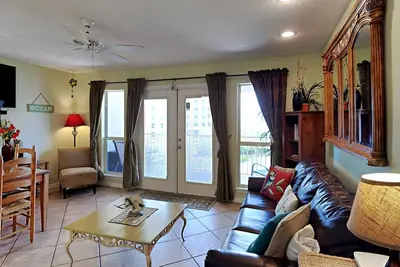 Image de Tropical Oasis at the Beach! Balcony with Beach Views & Easy Walk to the Gulf