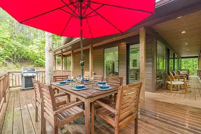 Image de Bearadise Bungalow | Luxurious Canopy Retreat | Hot Tub | Fire Pit | Pool Table