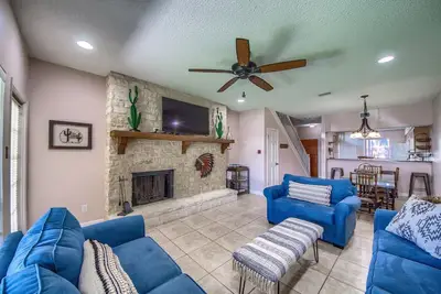 Image de Beautiful 2/2. 5 condo on the Comal River!