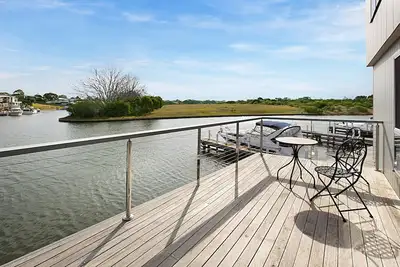 Image de Pier 37 - Light and modern, this stylish property offers genuine waterfront