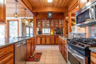 Image de 4br \/ 3ba Smart Home w\/ Hot Tub, Mountain View Ski Chalet 3 minutes to Stratton