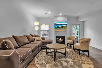 Image de Spacious Townhome with Fireplace