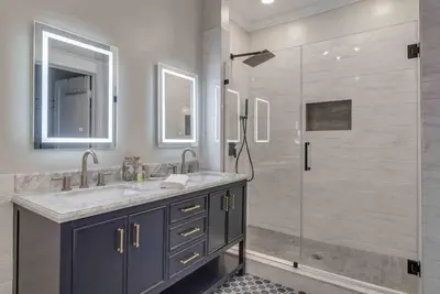 Image de Elegant & spacious home - 2 blocks from 5 Points!