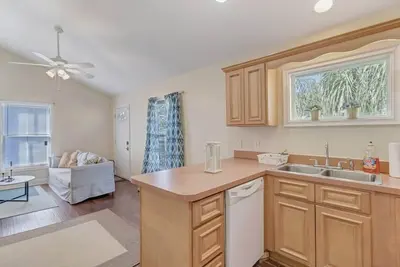 Image de Large 1 Br carriage house in historic Spr