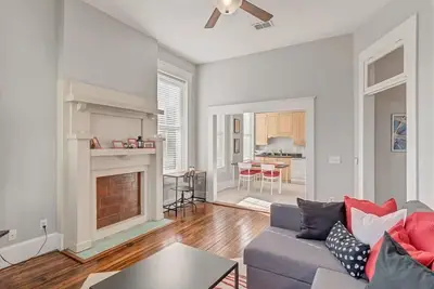 Image de Bright & spacious apt - very pet friendly!
