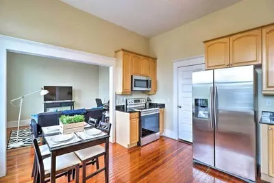 Image de Airy apartment in historic Springfield