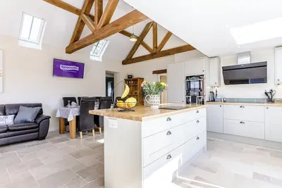 In this stunning cottage, the serene country life of Cotswold awaits you.