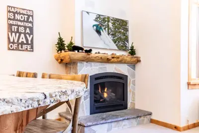 Image de Beautiful Mountain 2 Bedroom Ski-In/Ski-Out in Ski Trails by RedAwning