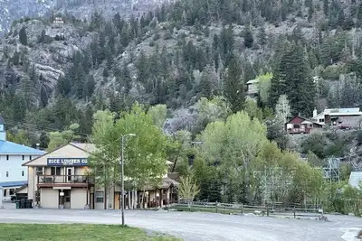 Image de Almost 2000 sq ft! 500 Mbps! Huge private deck! On River! Amazing Mtn Views!