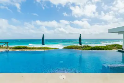 Image de Brand New 12 Suite Villa directly on the waters edge of the Caribbean Sea