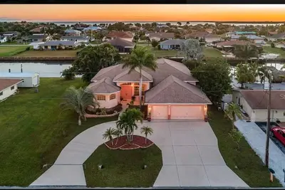 Image de Stunning 4 bedroom waterfront home with quick harbour access.
