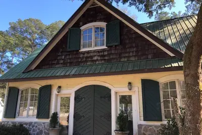 Image de Minutes from the beach, with indoor hot tub