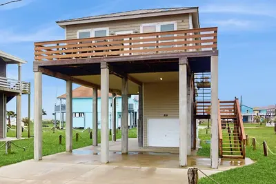 Image de Elevated, Gulf View Home Steps from the Beach w/ Large Deck & Central Ac