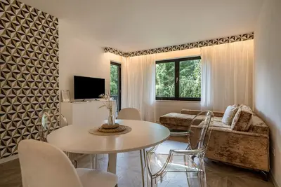 Appartement \"Goldfinger Individual\" avec balcon, piscine partagée et jardin