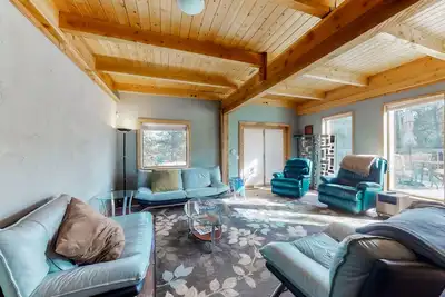 Image de Three-story, dog-friendly house with WiFi & private W/D