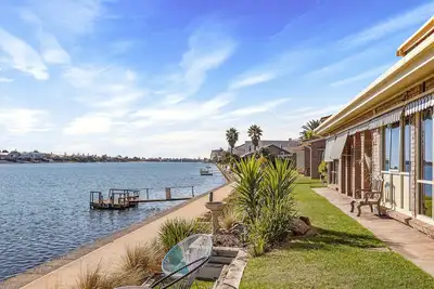 Image de Tranquil Waterfront Location