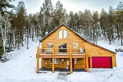Image de Near Town W/ Scenic Deck, Hot tub, Free WiFi, Full Kitchen & More