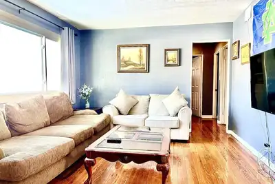 Image de 5 bedroom 2 bath house, walk to Notre Dame, safe area
