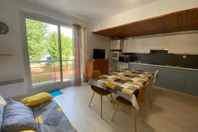 Image de Appartement à 150m de la plage, centre-ville, parking privé, équipé tout confort