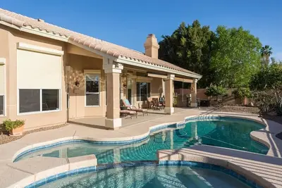 Image de Spacious golf course house, pool heater, spa