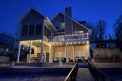 Image de Lakefront Home with amazing dock and boat slip