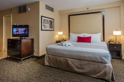 Image de Adventure Awaits! King Unit Near Dc Attractions, Bar, Gym!