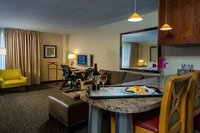 Image de Explore the vibrant neighborhood of Dupont Circle! 2 Spacious Suites w/ Kitchens