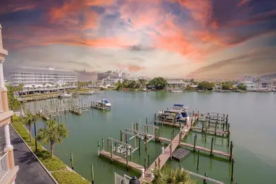 Image de Relaxing end unit  condo with amazing views.
