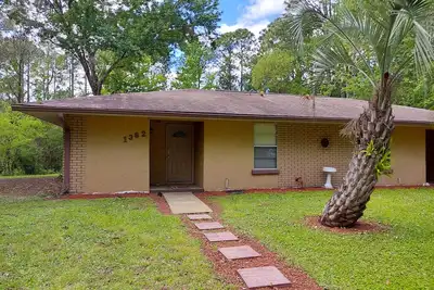 Image de 2 Bedroom, 1 Full Bath with fenced in yard. Close to Springs, Boat ramp & Beach.
