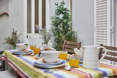 Image de Idyllic and Central Apartment with Courtyard