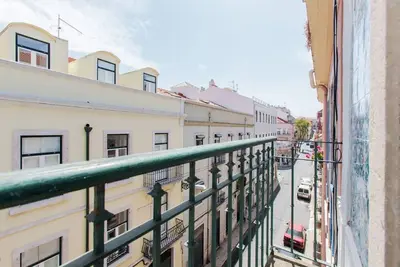 Image de Typical Light Filled Graça Apt, By TimeCooler